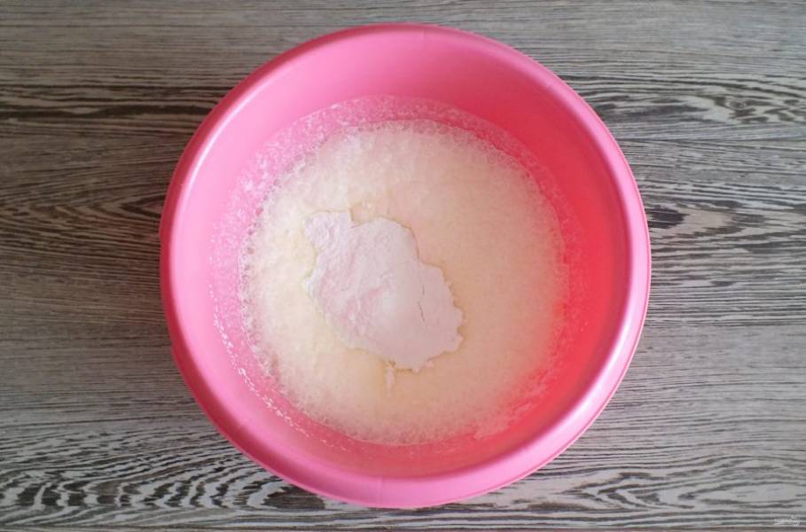 Приготовьте крем "Пломбир". Охлажденные сливки взбейте с сахарной пудрой в пышную, устойчивую массу.