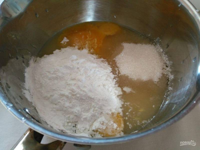Пока тесто остывает, приготовьте лимонный курд. С этой целью поместите в ковш 3 желтка, взятые из общего количества яиц, сахар, кукурузный крахмал, цедру (снимите с помощью мелкой тёрки) и сок лимона. 