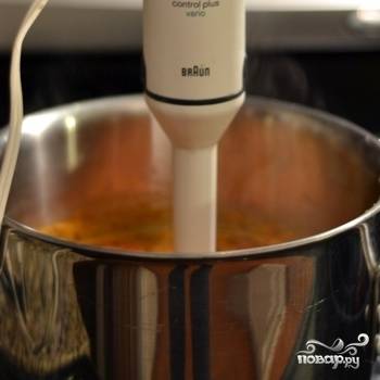 Остается добавить в кастрюлю сливки, сахар и базилик, после чего при помощи блендера измельчаем содержимое кастрюли до консистенции супа-пюре.