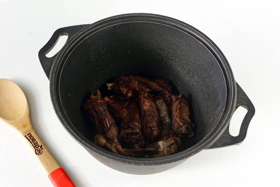 Обжарьте мясо с добавлением соли и специй до готовности.