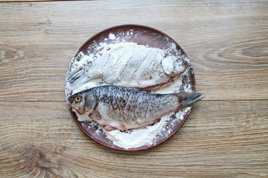 В тарелку насыпьте муку и полностью покройте ей рыбу.