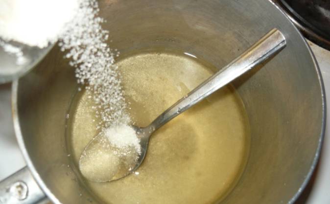 Соединяем сахар с водой, и варим на медленном огне до полного растворения сахара. Сироп должен быть полностью прозрачным.