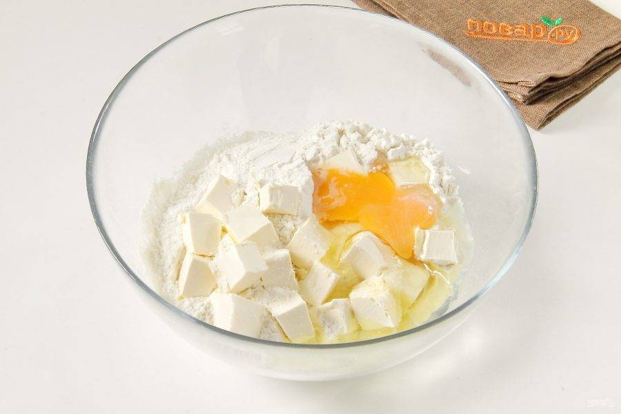 Соедините муку, нарезанное кубиками масло, соль и одно яйцо.