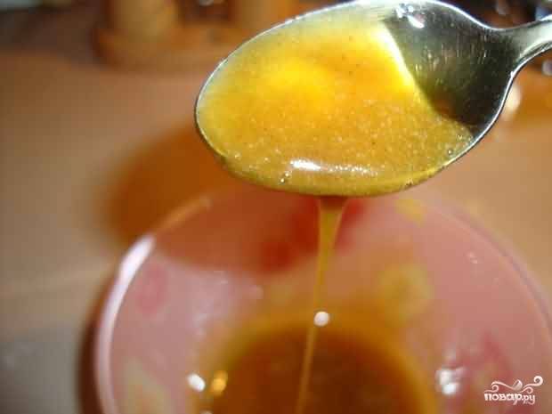 Смешать горчицу с мёдом, добавить лимонный сок, соль и прованские травы, тщательно растереть.