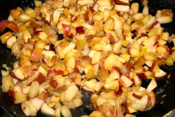 Тесто отправляем в холодильник, а в это время тушим яблоки на сковороде с маслом.