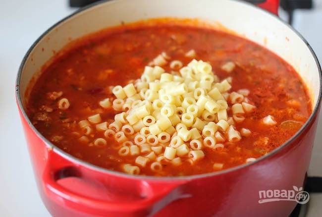 Проварите суп 10-15 минут, затем добавьте макароны, перемешайте и подавайте.