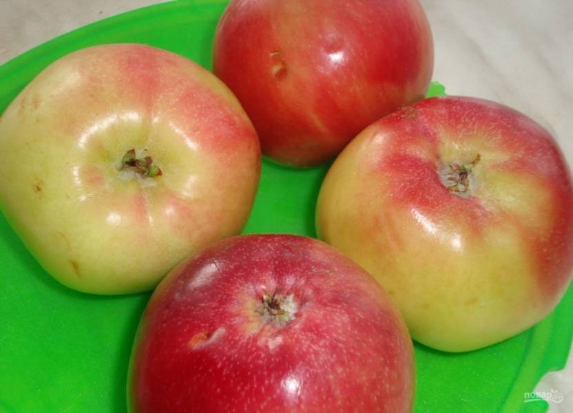 1.	Яблоки мою и разрезаю на 2 части, очищаю их от семечек и срезаю кожуру.