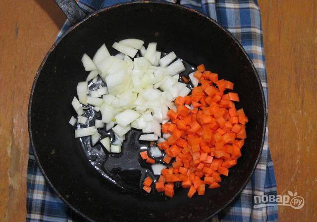 Лук и морковь пассеруйте на масле до мягкости.