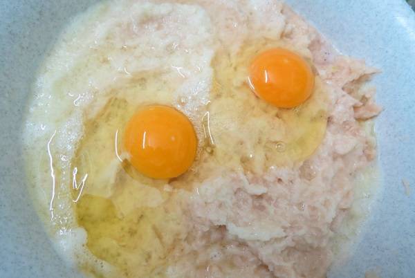 4. Вбить в картофель яйца, посолить и поперчить по вкусу. Перемешать до однородности. 