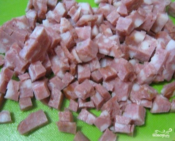 5. Колбаску нарезаем кубиком.