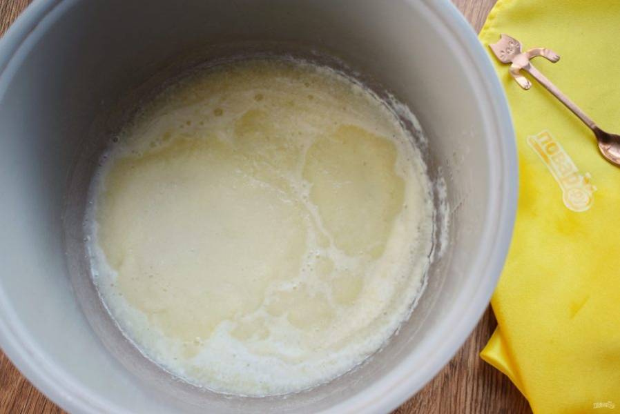 В чаше мультиварки соедините сахар, жидкий мед и сметану. Включите мультиварку в режиме "Выпечка"  (t до 122 °C) на 30 минут. 