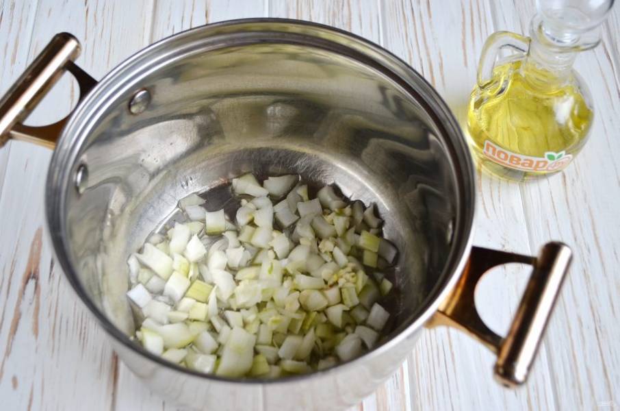 Порежьте мелко лук и чеснок, обжарьте на ложке растительного масла до мягкости. Это займет 2-3 минуты, часто помешивайте, чтобы не пригорели овощи. Добавьте тимьян и базилик, прогрейте с луком минуту.