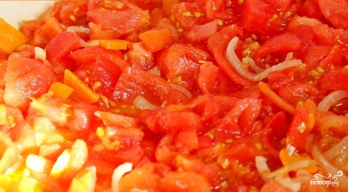 Шаг 3. Необходимо снять шкурку с помидоров. Для этого опустите помидоры в кипяток секунд на 30. Кожура теперь будет легко сниматься. После этого мелко нарежьте помидоры, добавьте их с луку с морковью на сковороду. Тушите всё вместе минут 15. 