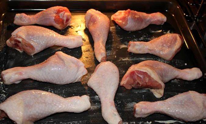 Куриные ножки с сыром и зеленью в духовке