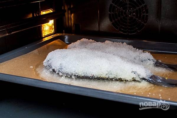 6. Отправьте противень в разогретую до 190 градусов духовку. Запекайте рыбку минут 20. 