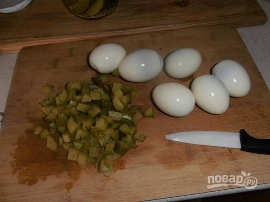 Лук, маринованные огурцы и вареные яйца нарезаем кубиками.