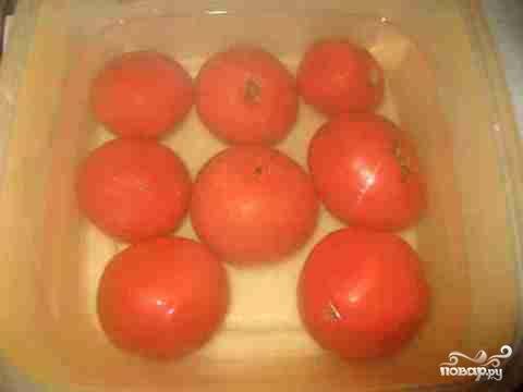 Для начала займемся помидорами, балансируем их, снимем кожицу. Для этого делаем надрезы в нижней части помидора, заливаем кипятком и держим их там 30 секунд, а затем помещаем в холодную воду. А теперь очень легко снимаем кожицу.