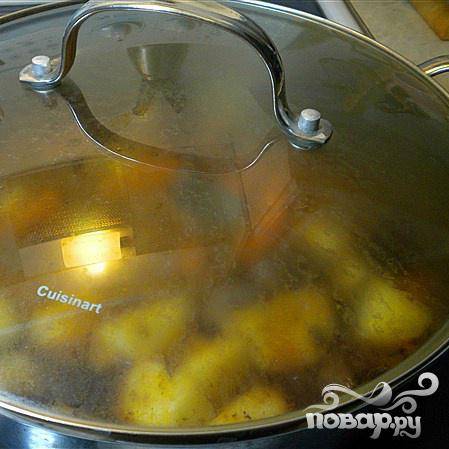 Варить картофель с закрытой крышкой до готовности. 