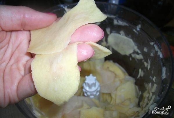 5. Затем тонко нарезать картофель (чем тоньше нарезан картофель, тем нежнее и вкуснее получается блюдо).