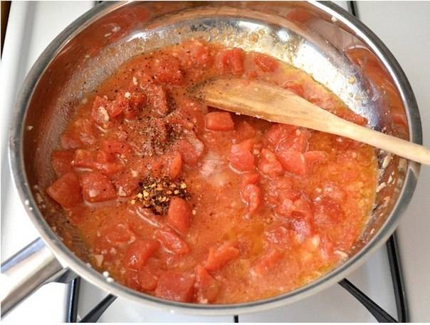 Все в той же сковороде обжариваем консервированные томаты или свежие, нарезаем их кубиками, предварительно очистив их от кожуры. К ним добавляем соль, черный и красный перец и обжариваем все минут пять.