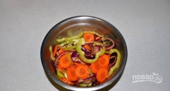 Все овощи нарежьте соломкой и кружками (морковь). Перемешайте их с солью и перцем.