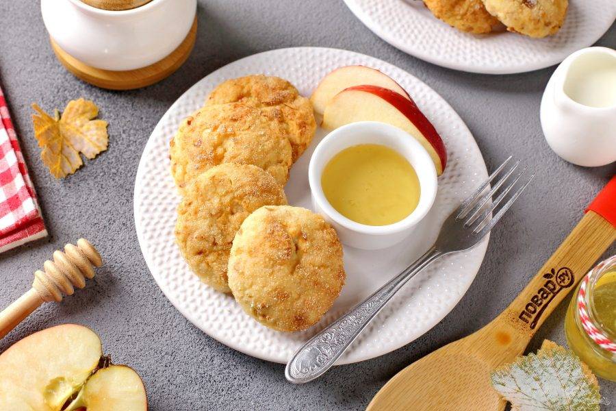 Сырники с яблоками в духовке готовы. Подавайте их с мёдом или любым вареньем. Приятного аппетита!
