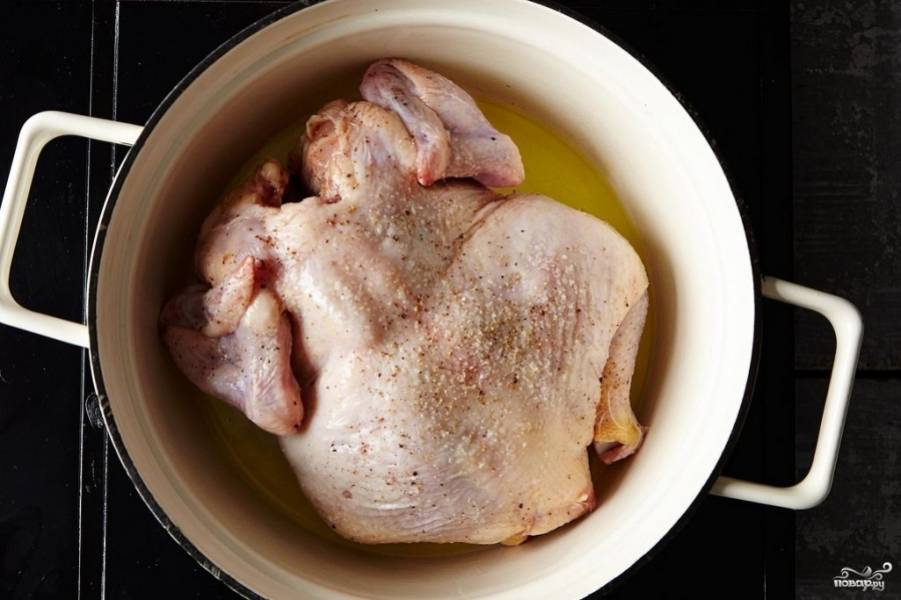 В казанке или глубокой кастрюле разогрейте масло, обжарьте курицу. 