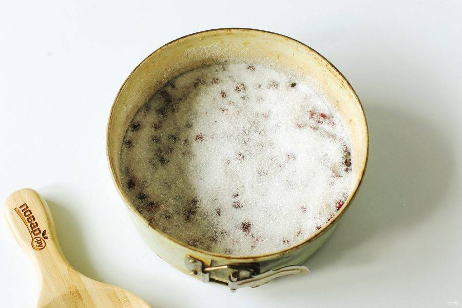 Посыпьте клюкву оставшимся сахаром.