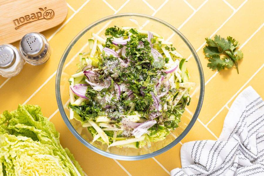 Полейте заправкой салат, посолите и поперчите по вкусу.