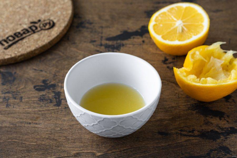 Из половины лимона выжмите сок.