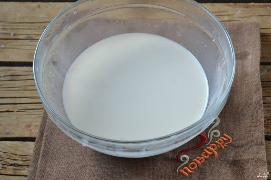 Молоко слегка подогрейте (до температуры примерно 30 градусов), разведите в нем дрожжи до полного растворения.