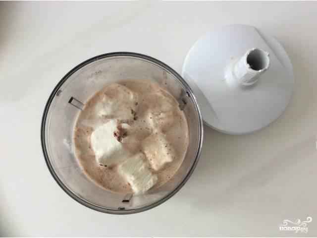 После того как смесь остынет, добавляем мороженое, оставшееся молоко и тщательно взбиваем с помощью блендера. Масса должна получиться пышной.