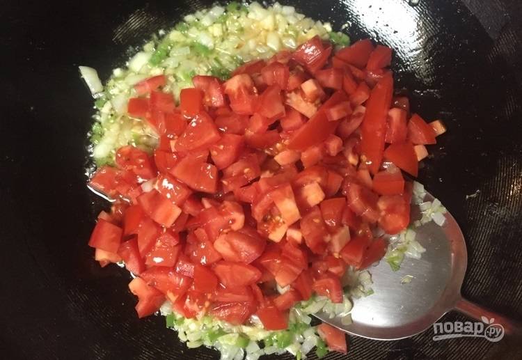 8.	Когда овощи уже мягкие, добавьте томаты.