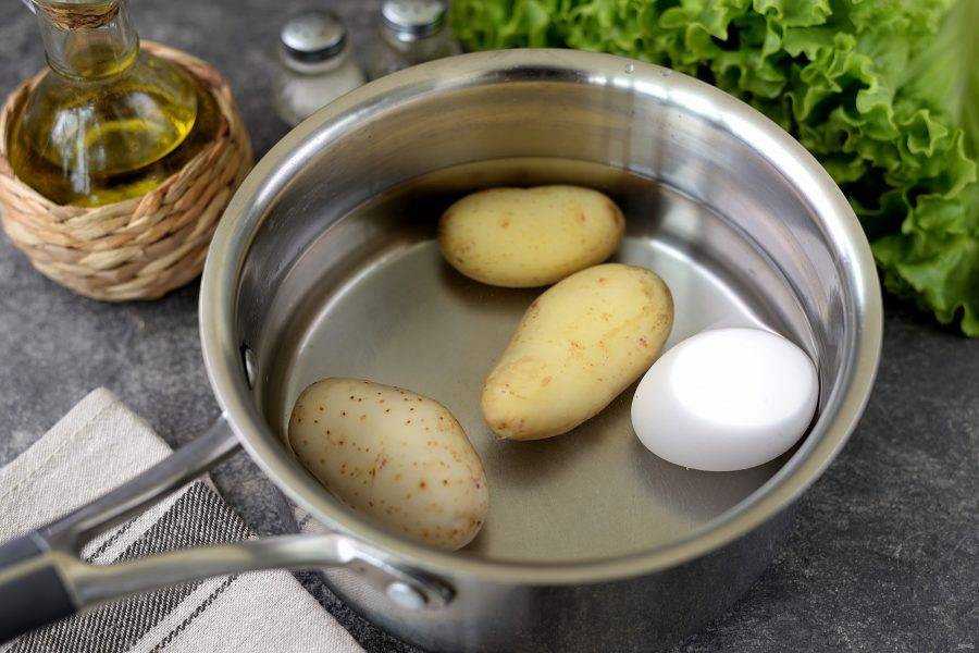 Картофель и яйцо отварите до готовности. Яйцо варится обычно около 10 минут, картошке нужно 15-20 минут, в зависимости от размера клубней. Я использую молодой картофель и варю его целиком, но очищенный. Если вы будете использовать старый, тогда готовьте его в кожуре, предварительно помыв ее жесткой губкой.