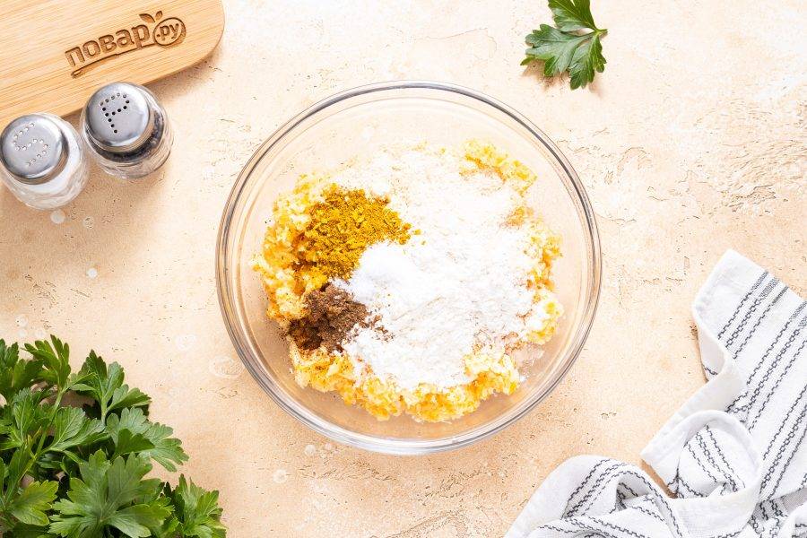 Добавьте в получившийся массу муку, сухари, соль, черный молотый перец и универсальную приправу.