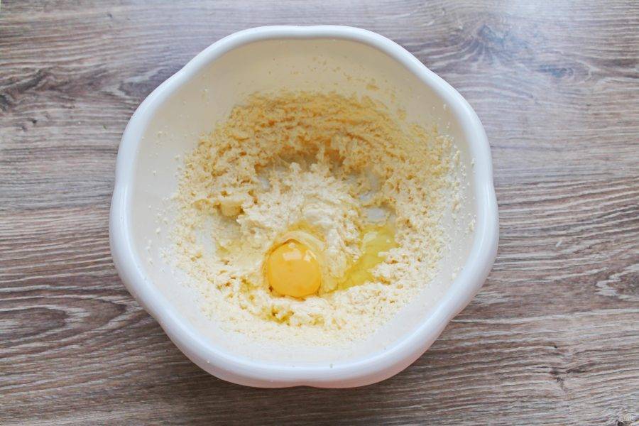 Разбейте в миску одно яйцо и взбейте до однородной пышной массы.