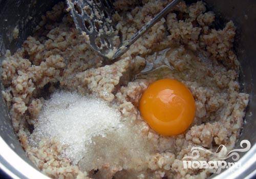 3.	Когда гречка свариться, добавляем в нее яйцо, оставшуюся ложку сахара и немного посолим. Все хорошенько перемешиваем (у нас должна получиться масса, похожая на тесто). 