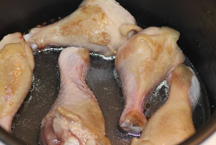 2. Рецепт приготовления куриных ножек в сметане следует начать с того, что вымыть и просушить ножки. На сковороде разогреть растительное масло и отправить туда ножки. Если хочется приготовить диетическое блюдо, тогда масло можно заменить обыкновенной водой. 