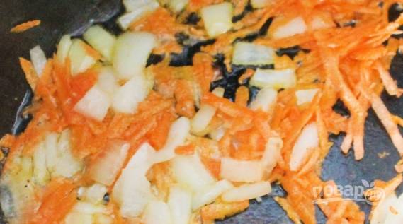 1. Морковку и лук измельчим и обжарим на оливковом масле. 