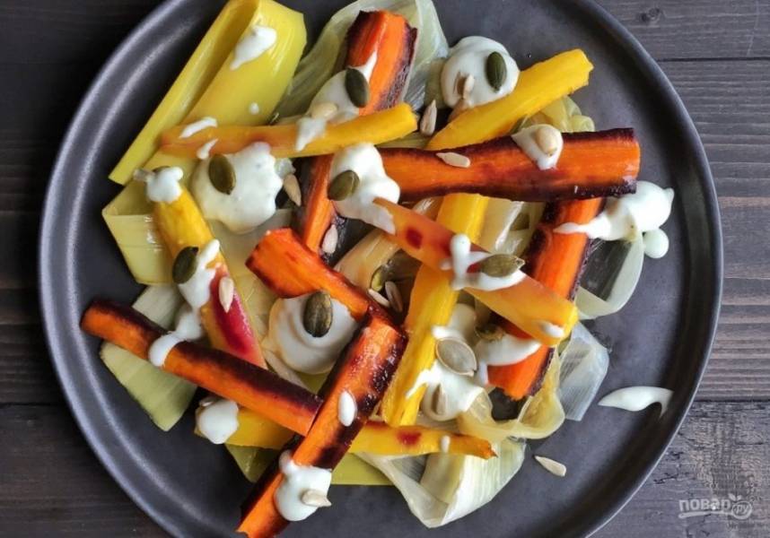 4.	Разделите лук на полоски и выложите на тарелку, затем добавьте морковь, полейте соусом и украсьте тыквенными семечками, кедровыми орехами.