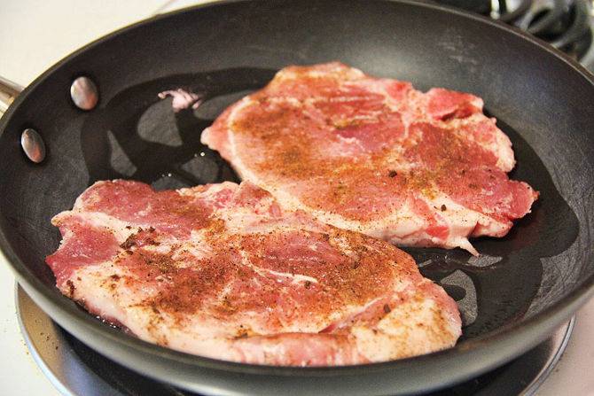 Мясо обжарьте в разогретом масле по 2 минутки с каждой стороны.