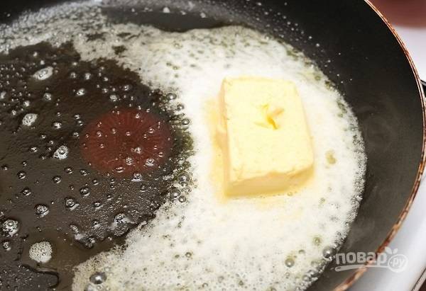 1. Половину сливочного масла выложите на сковороду и растопите. 