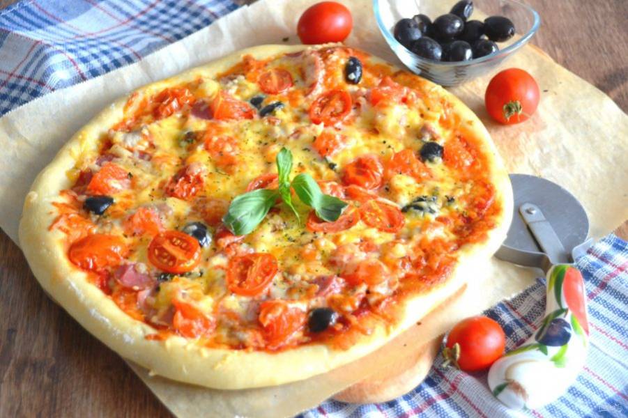 Подавайте пиццу "Тоскана" горячей, впрочем, она и холодная тоже очень вкусная. 