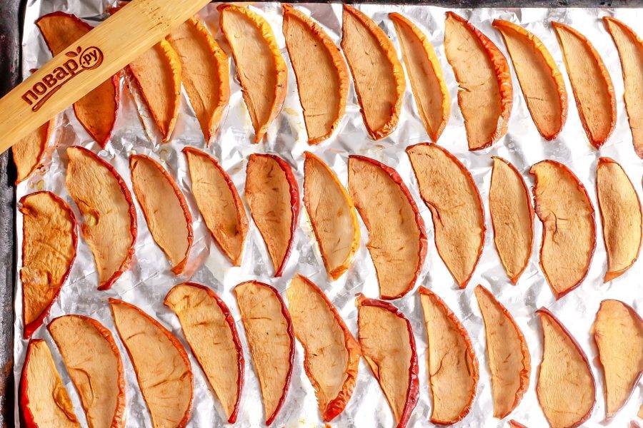 Когда ломтики яблок станут сухими, а не останутся влажными — они полностью готовы. Извлеките противень из духовки и обязательно остудите.