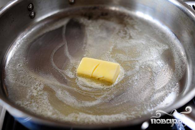 Растопить кусочек сливочного масла в большой сковороде.