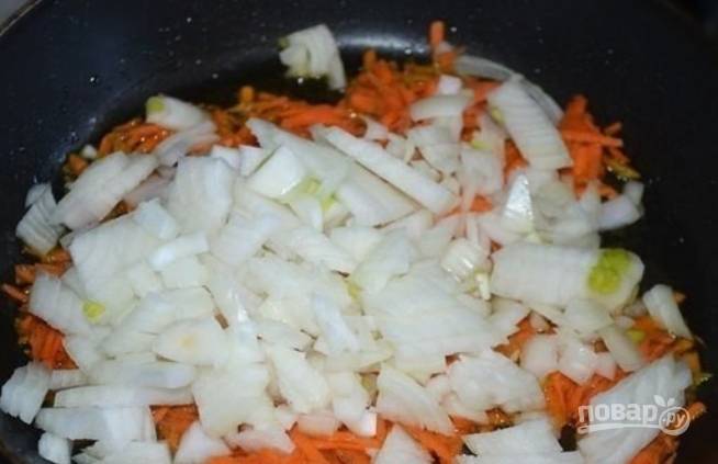 Измельчаем лук, морковь трем на терке. Обжариваем овощи на растительном масле 10 минут.
