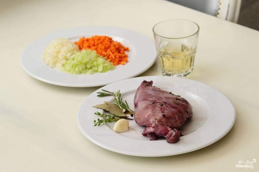 Подготовьте необходимые ингредиенты. Тушку кролика рекомендую предварительно вымочить в вине с добавлением специй (или без).