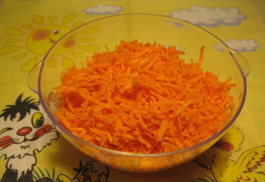 На средней или мелкой терке натираем морковь.