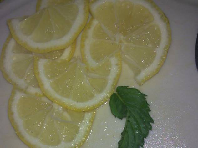 Нарежьте лимон тонкими дольками.