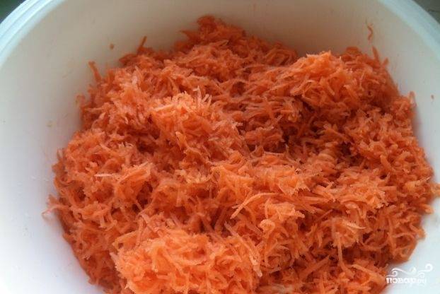 Морковь помойте, почистите, натрите на средней тёрке в отдельную посуду. Лук почистите, помойте и мелко нашинкуйте.